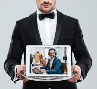 Butler mit Laptop